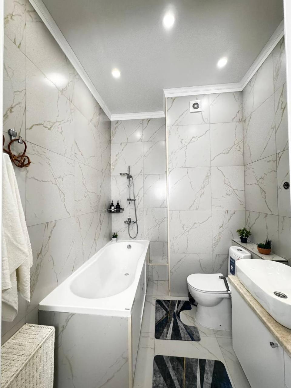 Apartment 2 4 You, Flat 156 *
